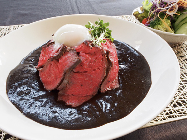 黒カレーローストビーフ添え（サラダ付）