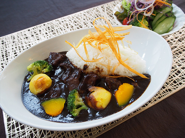 牛タンカレー（サラダ付）