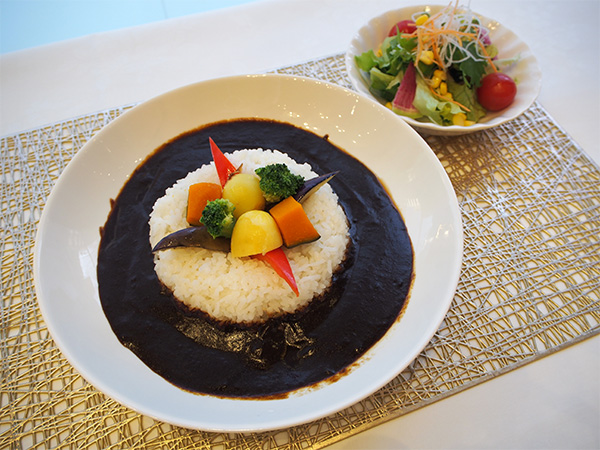 野菜の彩り黒カレー(サラダ付）